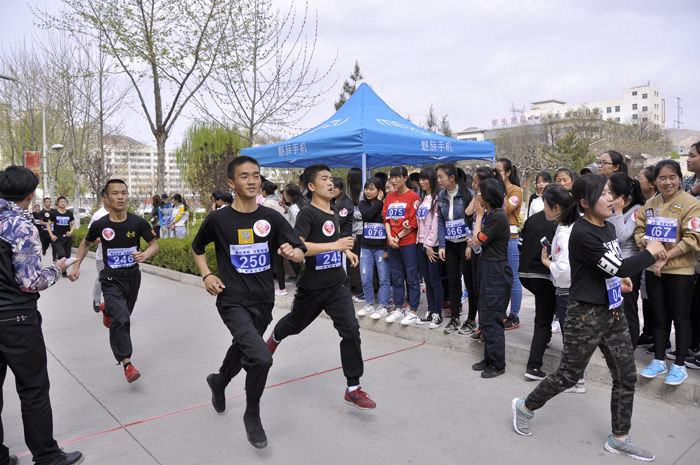 “助力夢(mèng)想 為愛(ài)奔跑”蘭州高校大型公益跑政法學(xué)院站活動(dòng)